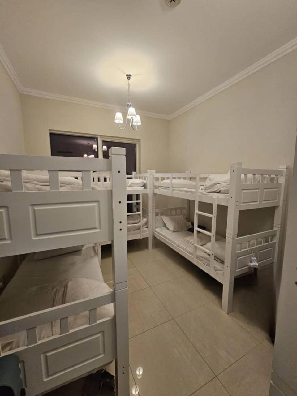 Downtown Holiday'S - 1 Min To Dubai Mall & Burj Khalifa Hostel Екстериор снимка