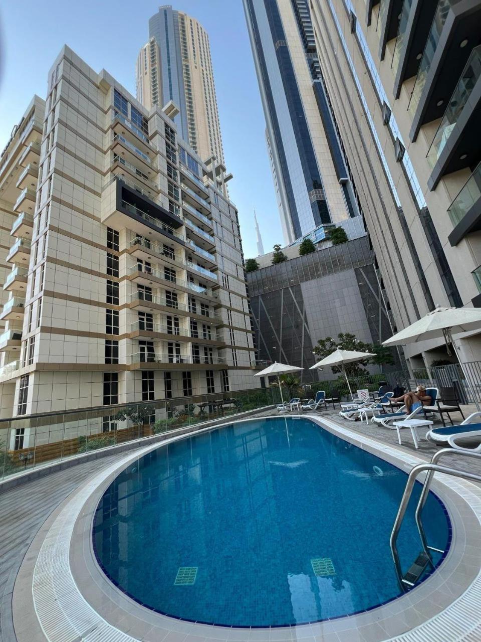Downtown Holiday'S - 1 Min To Dubai Mall & Burj Khalifa Hostel Екстериор снимка
