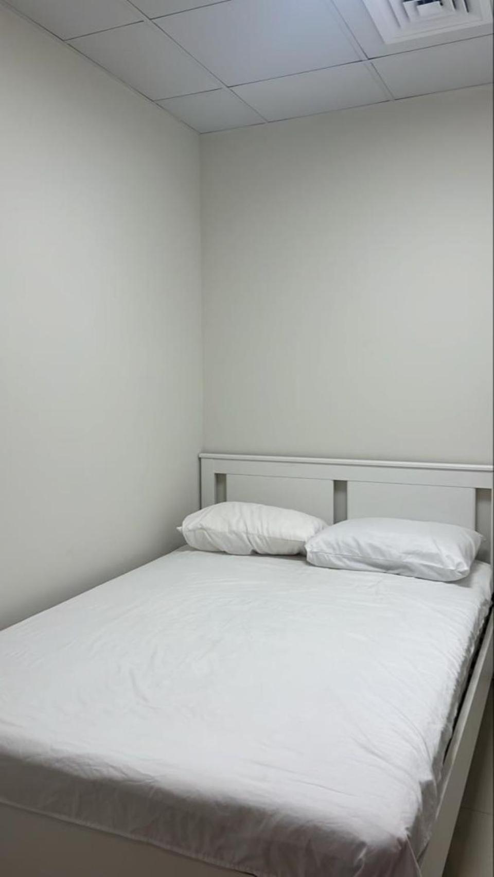 Downtown Holiday'S - 1 Min To Dubai Mall & Burj Khalifa Hostel Екстериор снимка